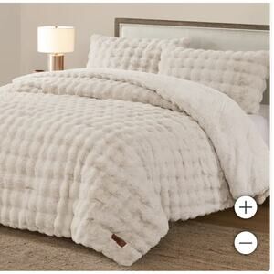 FRYE 3-piece Faux Fur Comforter Set. Cream Color Size Queen